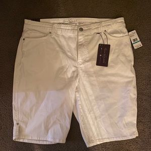 Gloria Vanderbilt White Bermuda Shorts